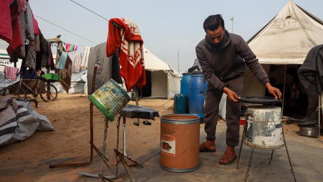 Filistinli genç davulla sığınmacılara moral vermeye çalışıyor