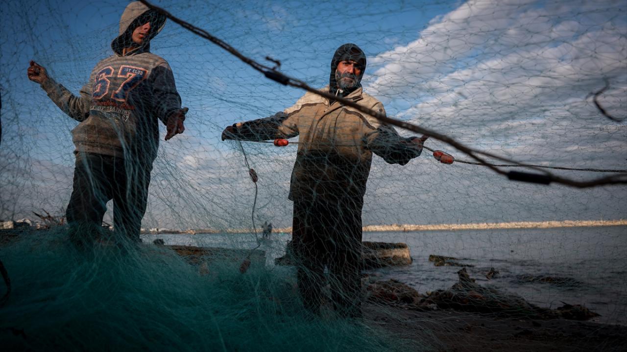 Gazze'de balıkçılar zor şartlar altında avlanmaya devam ediyor
