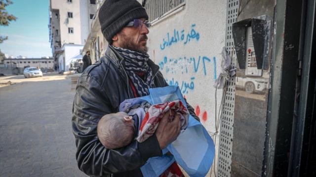 Gazze'de bir bebek daha soğuk hava şartları nedeniyle yaşamını yitirdi