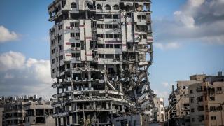 Gazze’de ağır hasarlı Filistin Bankası binası sığınmacılar için risk oluşturuyor