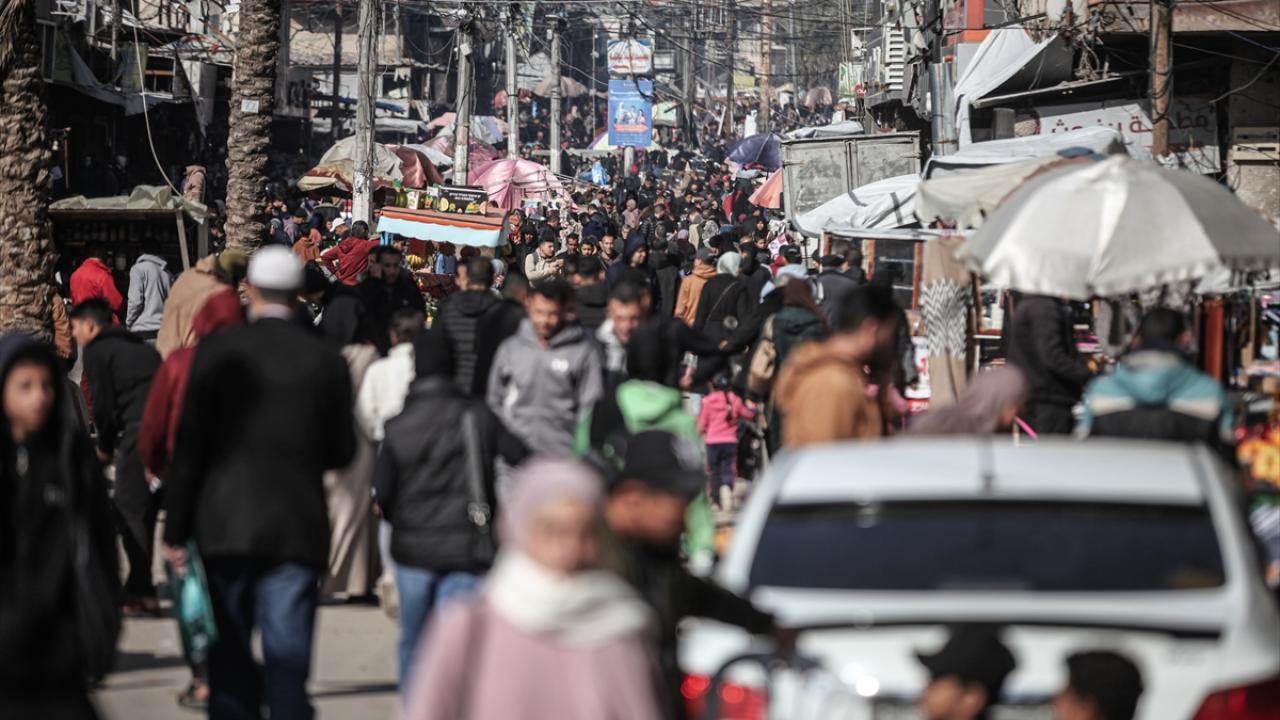 Nuseyrat Mülteci Kampı'ndaki pazar yerinde hareketlilik yaşandı