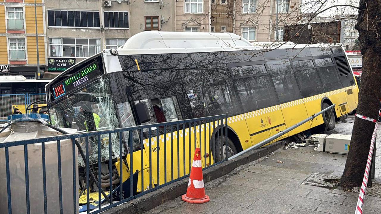Kontrolünü kaybeden İETT sürücüsü otoparka daldı