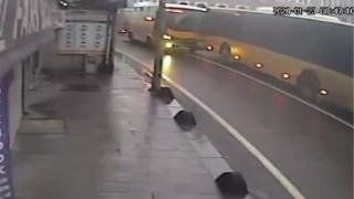 İETT otobüsleri kafa kafaya çarpıştı