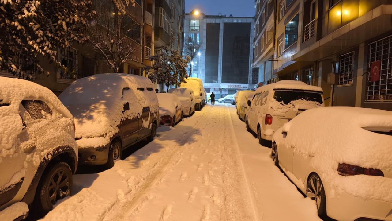İstanbul'da kar yağışı aralıklarla sürüyor