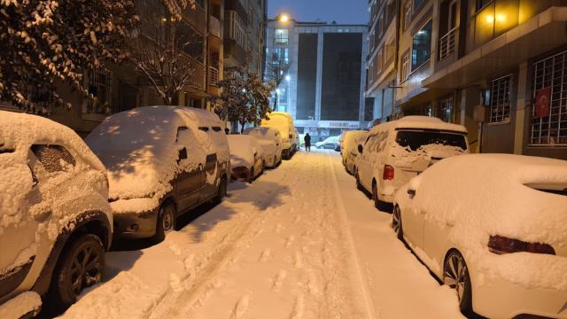 İstanbul'da kar yağışı aralıklarla sürüyor