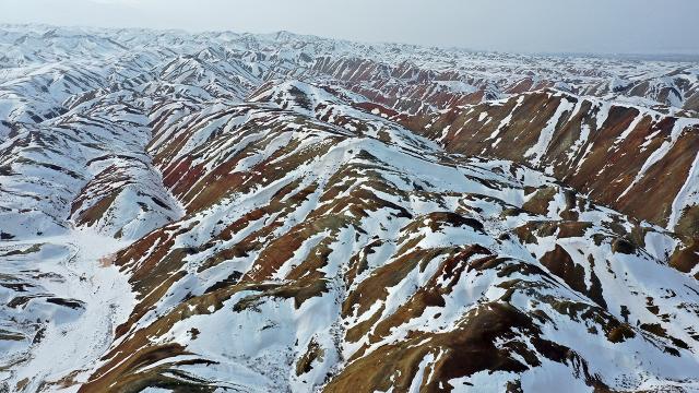 Kar Gökkuşağı Tepeleri'ni beyaza bürüdü