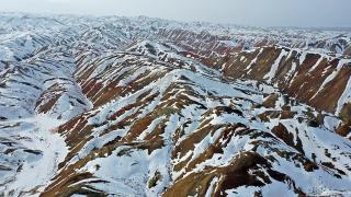 Kar Gökkuşağı Tepeleri'ni beyaza bürüdü
