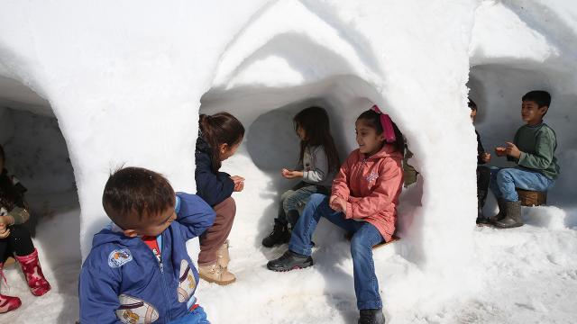 Kardan oyun parkı çocukların yüzünü güldürdü