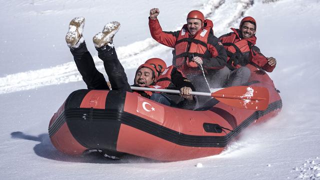 Erzurum'da "kar raftingi" heyecanı