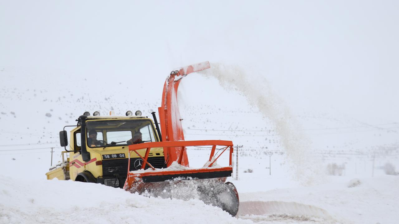 Sivas’ta 493 yerleşim yerinin yolu ulaşıma kapandı