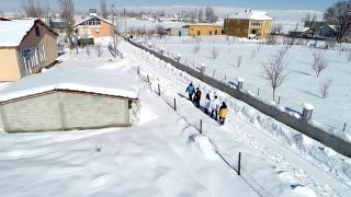 En ücra köylere zorlu kış şartlarında şifa dağıtıyorlar