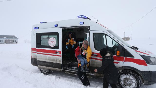 Kars'ta ekipler yoğun kar ve tipiye rağmen hastalara `Hızır` gibi yetişiyor