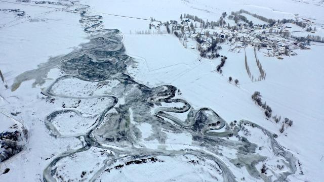 Kars'ta beyaza bürünen köy ve menderesler