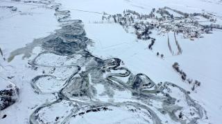 Kars'ta beyaza bürünen köy ve menderesler