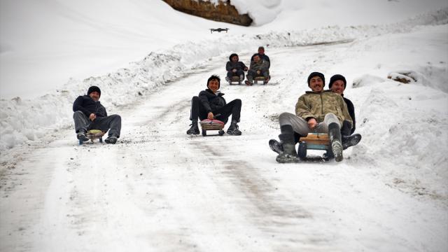 Köyde yaşayan gençler "lastikten kızak" ile karda eğlenmenin yolunu buldu
