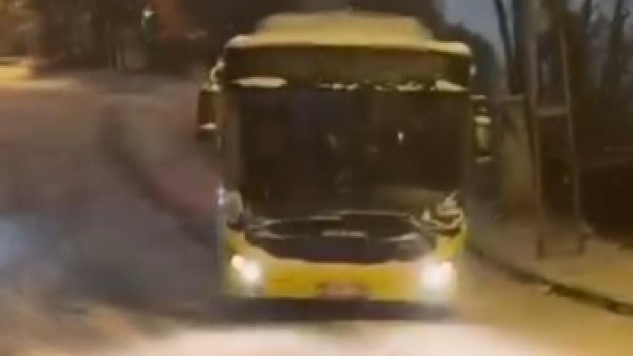 Alibeyköy’de karda kayan İETT otobüsü direğe çarptı