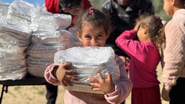 Türk Kızılay Gazze'de kışlık destek ve sıcak yemek yardımlarını sürdürüyor