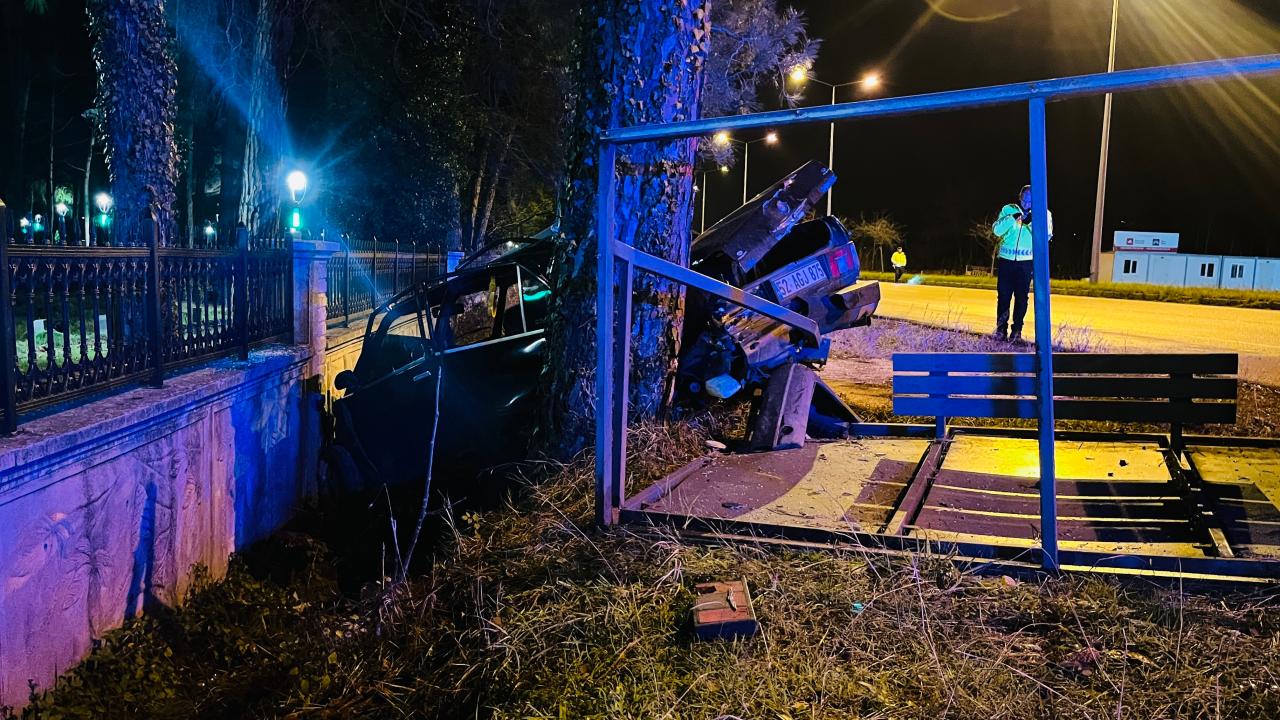 Samsun’da otomobil otobüs durağına çarptı: 1 yaralı