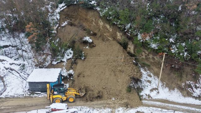 Sinop'ta kar yağışı toprak kaymasına neden oldu