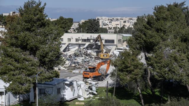 İsrail, işgal altındaki Doğu Kudüs'te UNRWA merkezini yıkmaya başladı