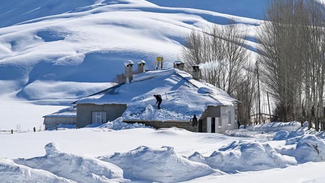 Van'da kar 2 metreyi buldu, evler kayboldu