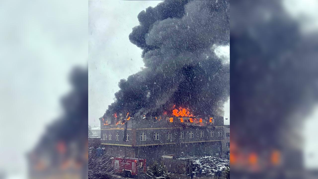 İstanbul'da fabrika yangını: Gökyüzü siyaha büründü