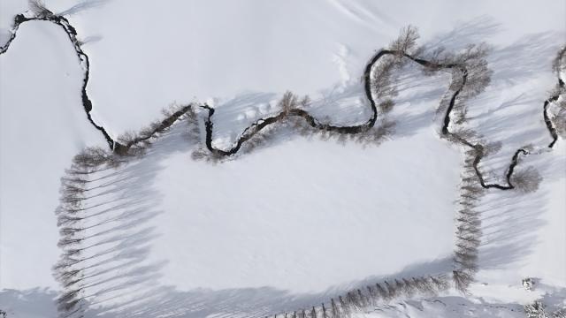 Yozgat'ta kar güzelliği eklenen menderesler havadan görüntülendi
