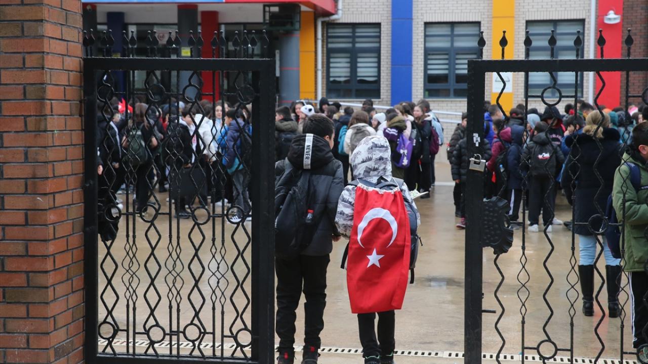 "Bayrak sevgisi" temasıyla başladı
