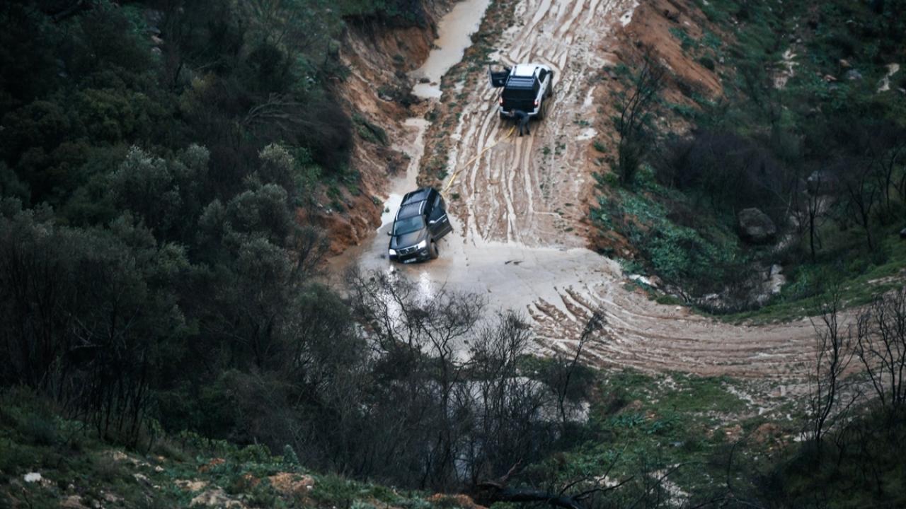 Arazide mahsur kalan 3 kişi kurtarıldı