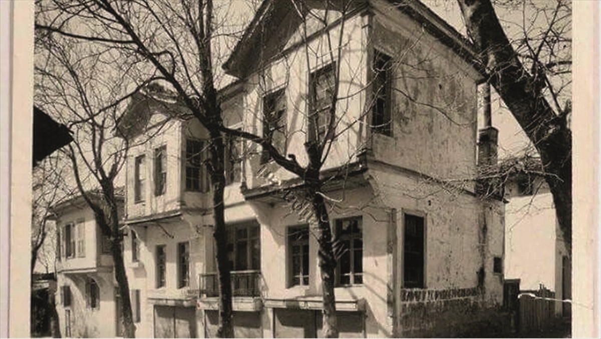 Afganistan Büyükelçiliği sefaretine bayrağı Atatürk çekmiş