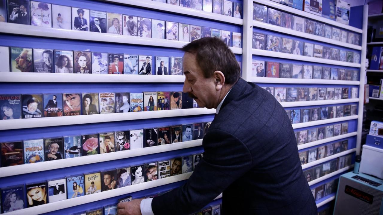 Raflarda 35-40 yıllık kasetler mevcut