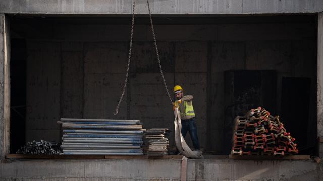Afetzede işçiler depremzedeleri sıcak yuvaya kavuşturmak için gece gündüz mesai harcıyor