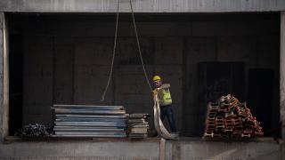 Afetzede işçiler depremzedeleri sıcak yuvaya kavuşturmak için gece gündüz mesai harcıyor