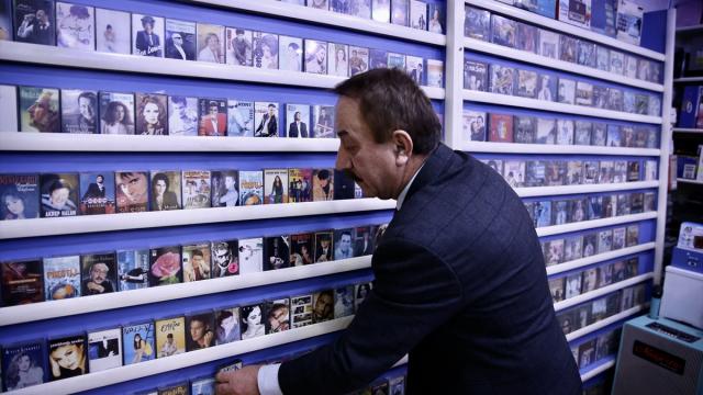 Yarım asırdır aynı yerde dijital çağa rağmen kaset ve plakçılık yapıyor