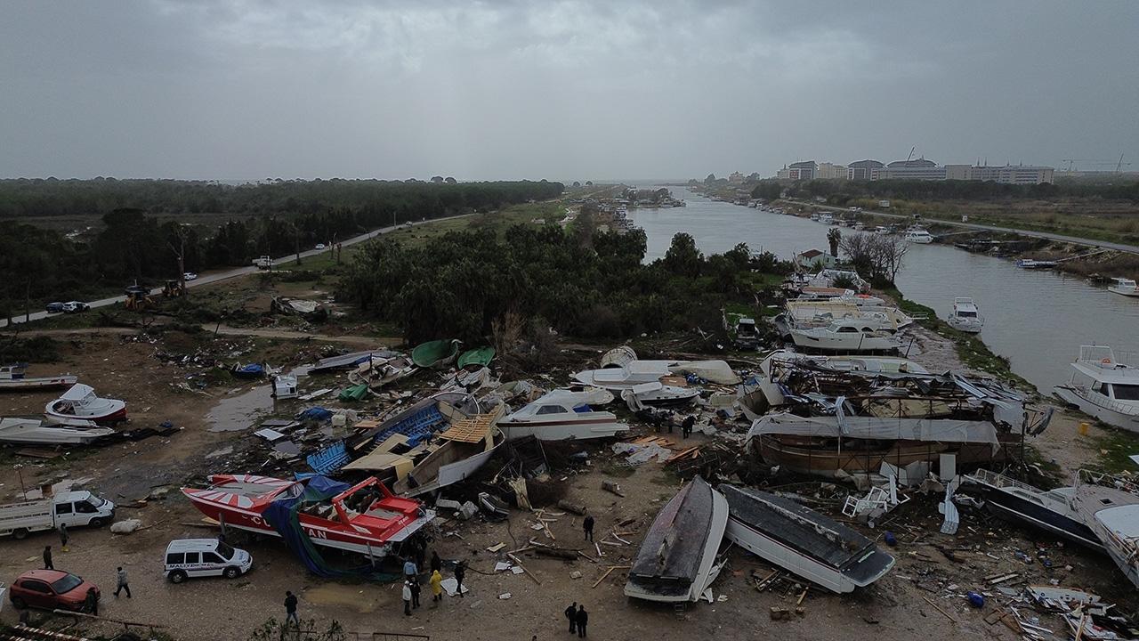 Antalya'yı hortum vurdu: Seralar büyük zarar gördü