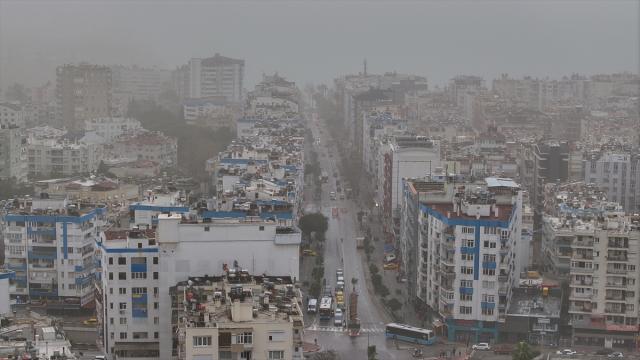 Antalya'da toz taşınımı görüş mesafesini düşürdü