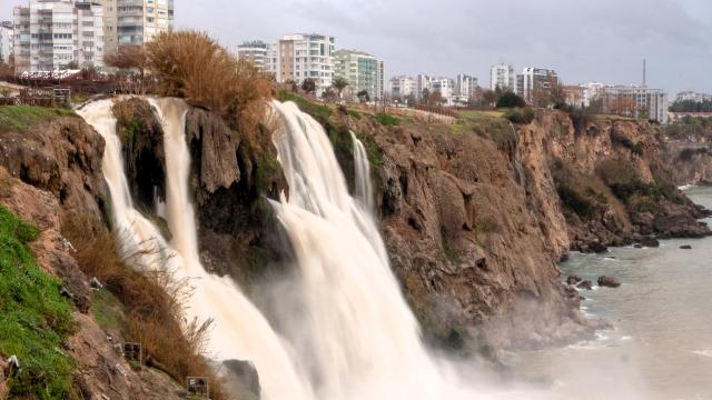 Aşağı Düden Şelalesi ziyaretçilerini büyülüyor