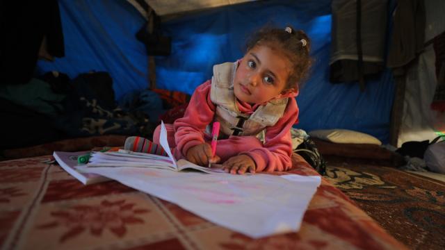 İsrail saldırılarında felç kalan Gazzeli çocuk gerekli tedaviye kavuşmayı bekliyor