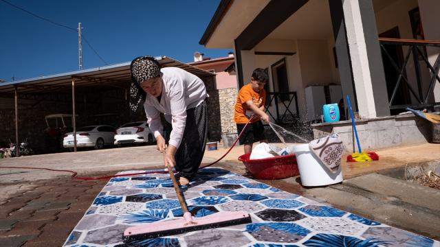 Depremzede hak sahipleri yeni evlerinde hayata yeniden tutunuyor