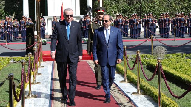 Cumhurbaşkanı Erdoğan, Kahire'de resmi törenle karşılandı