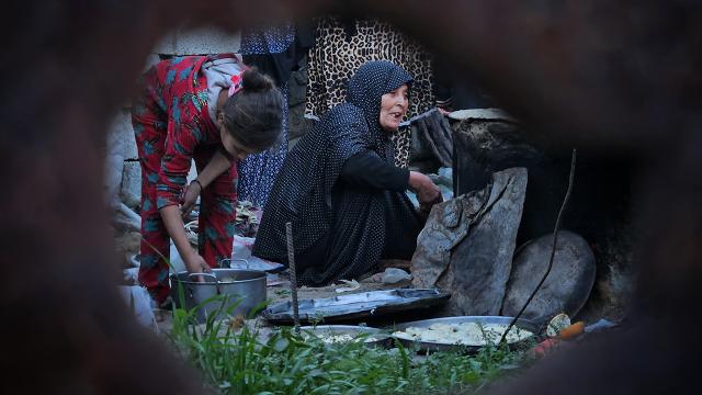 Han Yunus’ta yerinden edilen Filistinlilerin hayatta kalma savaşı