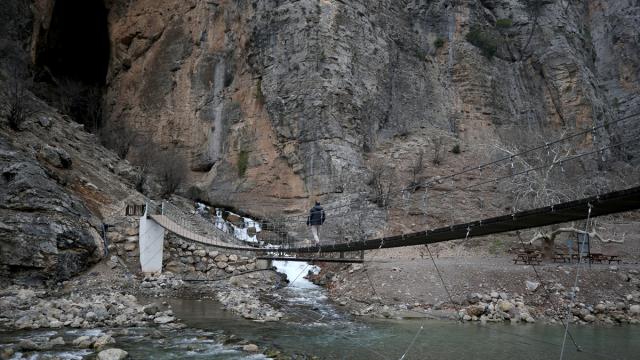 Göksu Şelalesi, yenilenen asma köprüsüyle doğaseverlere keyifli yolculuk sunuyor