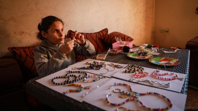 Gazze’de doğuştan görme engelli çocuk, boncuklardan yaptığı el işiyle umut buluyor