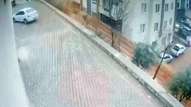 Gaziantep'te sitenin istinat duvarı çöktü: O anlar kamerada