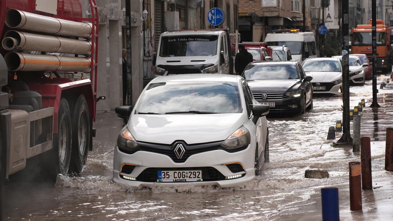 İzmir'de sağanak nedeniyle bazı iş yerlerini su bastı