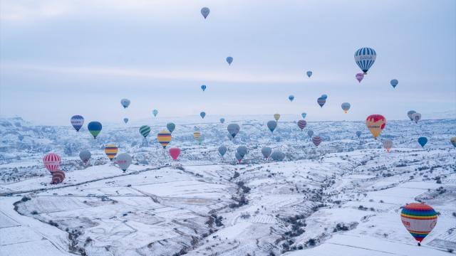 Kapadokya'da kar altında balon uçuşu