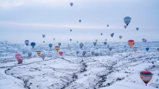 Kapadokya'da kar altında balon uçuşu