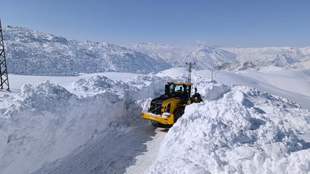 Yaylada mahsur kalan aileler için zorlu mücadele