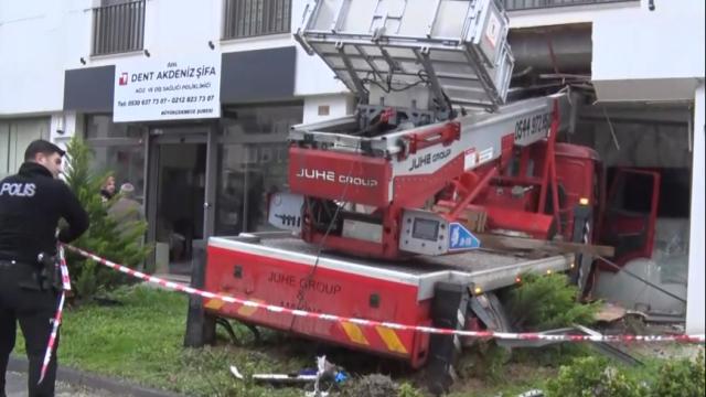 Büyükçekmece’de vinç iş yerine girdi