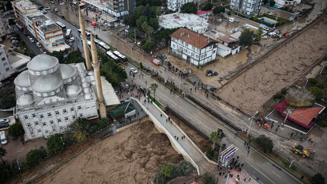 Mersin'de sağanak sele dönüştü: Araçlar su altında kaldı